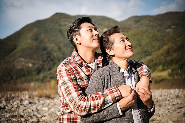 포토 JPG 주간 응시 노년 남자 행복 아들 여행 가족 안기 서기 미소 상반신 성인 야외 두명 옆모습 30대 강 다정 한국인 올려보기 가을 아빠 60대 백허그 낙동강 안동 부자지간 성인남자만 국내포토 자연요소 시선 계절 감정 뷰포인트 컨셉 관계 모션 포옹 표정 사람 동양인 장년 경상북도 남자만 성인만 파일형식 구미