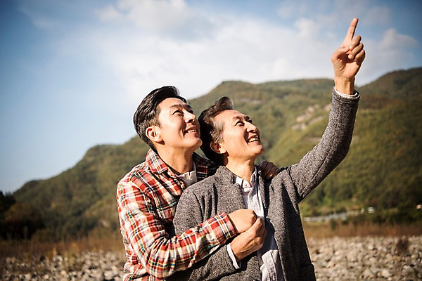 포토 JPG 주간 응시 노년 남자 행복 아들 여행 가족 안기 서기 상반신 성인 야외 두명 옆모습 30대 강 다정 한국인 올려보기 가을 가리킴 아빠 60대 백허그 낙동강 안동 부자지간 성인남자만 국내포토 자연요소 시선 계절 감정 뷰포인트 컨셉 관계 모션 포옹 사람 동양인 손짓 장년 경상북도 남자만 성인만 파일형식 구미