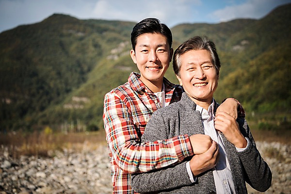 포토 JPG 주간 노년 남자 행복 아들 여행 가족 안기 서기 웃음 상반신 성인 야외 두명 앞모습 30대 강 다정 한국인 가을 아빠 60대 백허그 낙동강 안동 부자지간 성인남자만 국내포토 자연요소 계절 감정 뷰포인트 컨셉 관계 모션 포옹 표정 사람 동양인 장년 경상북도 남자만 성인만 파일형식 구미