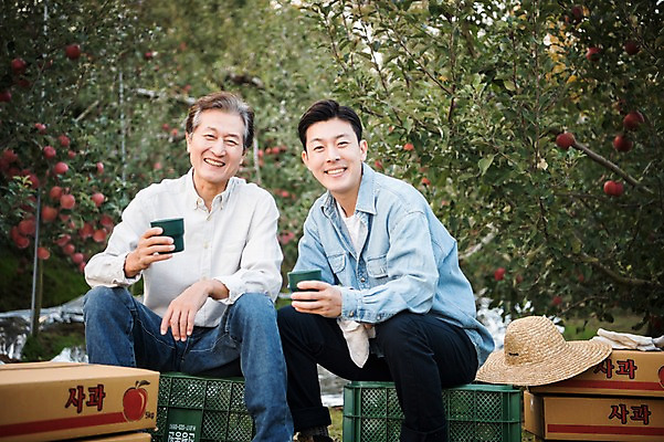 포토 JPG 주간 나무 노년 남자 아들 커피 과일 가족 휴식 웃음 들기 앉기 상반신 성인 야외 두명 앞모습 아웃포커스 30대 상자 한국인 수확 마시기 가을 아빠 60대 사과 농부 과수원 사과나무 사과박스 안동 부자지간 성인남자만 국내포토 자연요소 식물 직업 계절 음료 뷰포인트 컨셉 농업 관계 모션 촬영기법 표정 사람 동양인 장년 경상북도 남자만 성인만 파일형식