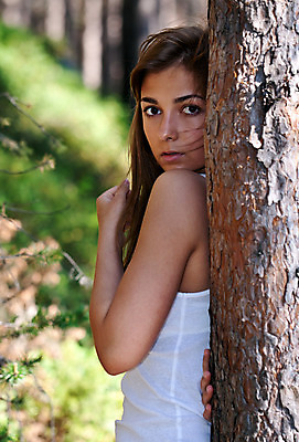 포토 JPG 해외이미지 나무 백인 모델 라이프스타일 응시 드레스 여자 얼굴 포즈 셔츠 자연 갈색머리 요정 한명 서기 사람 야외 목재 초록색 갈색 유행 흰색 화려 숲 내추럴 해외202004 해외포토 서양인 식물 1 헤어스타일 시선 옷 컬러 컨셉 상의 재료 모션 생활 신체부위 생태계 파일형식 이미지허브