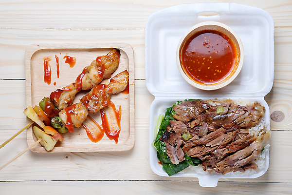 포토 JPG 해외이미지 접시 아시아 음식 백그라운드 토마토 채소 재료 태국 탁자 밥 양파 건강 육류 돼지고기 요리 동양인 사람없음 야외 목재 빨간색 초록색 상자 갈색 식사 저녁식사 치킨 중국 거품 흰색 바 꼬치 맛 그릴 바비큐 B 먹기 점심식사 해외202004 해외포토 나무 식기 알파벳 나라 컬러 가구 컨셉 식재료 모션 주방용품 인종 닭고기요리 파일형식 이미지허브