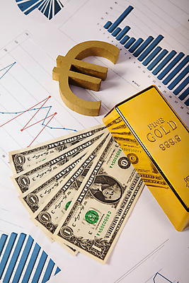 포토 JPG 해외이미지 지폐 그래프 실내 사람없음 금융 달러 유로 황금 보고서 외화 금괴 1달러 해외202004 해외포토 돈 내부 경제 파일형식 이미지허브