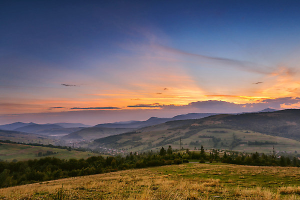포토 JPG 해외이미지 나무 구름 유럽 도로 여행 밭 자연 하늘 휴가 산 주택 숙이기 사람없음 야외 목재 빨간색 초록색 파란색 햇빛 노란색 마을 탑 정원 계곡 일몰 가을 시골 저녁 숲 오두막 9월 빌라 언덕 헛간 외양간 우크라이나 해외202004 해외포토 자연요소 식물 건축물 계절 나라 길 컬러 포즈 농업 재료 교통시설 건물 태양 노을 날짜 야간 생태계 저장고 파일형식 이미지허브