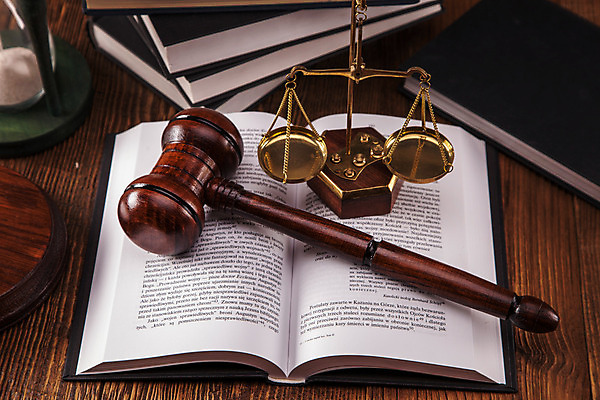 포토 JPG 해외이미지 실내 사람없음 오브젝트 법 의사봉 양팔저울 법전 나무배경 해외202004 해외포토 백그라운드 저울 내부 책 파일형식 이미지허브