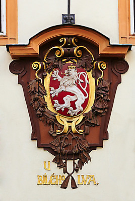 포토 JPG 해외이미지 전통 외관 유럽 벽 왕관 주택 따뜻함 미술 사람없음 건물 장식 빨간색 갈색 금속 흰색 화려 중세 역사 황금 사자 심볼 방패 휘장 구식 옛날 스타일 해외202004 해외포토 건축물 나라 컬러 컨셉 포유류 재질 문화예술 파일형식 이미지허브