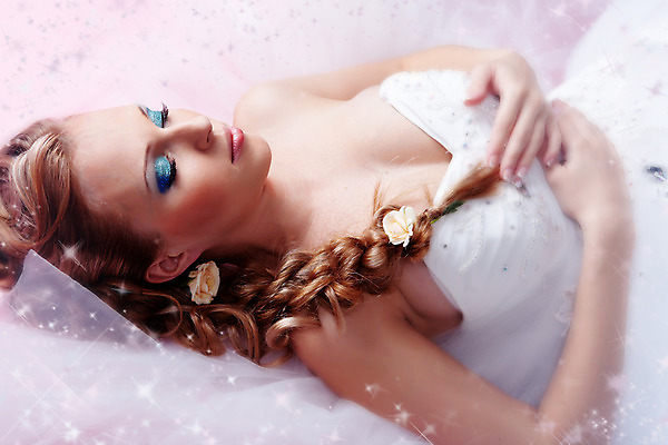 포토 JPG 해외이미지 백인 모델 1 라이프스타일 헤어스타일 응시 드레스 여자 행복 별 얼굴 포즈 결혼 건강 한명 사람 성인 금발 유행 흰색 축하 신선 잠 가운 우아함 순수 입술 명상 고립 천진난만 해외202004 해외포토 자연요소 서양인 시선 옷 감정 컬러 컨셉 이벤트 생활 신체부위 파일형식 이미지허브