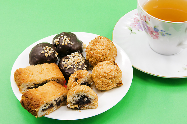 포토 JPG 해외이미지 전통 접시 음식 디저트 사탕 사람없음 갈색 쿠키 케이크 초콜릿 검은색 식사 빵집 흰색 아침식사 설탕 굽기 반죽 코코넛 꿀 고립 유월절 핸드메이드 해외202004 해외포토 식기 컬러 과일 상점 구이 파일형식 이미지허브