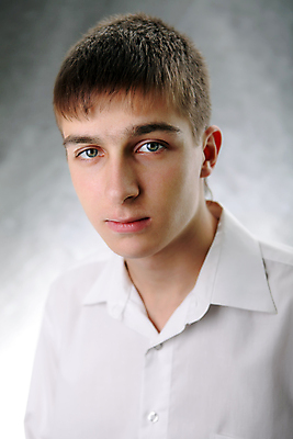 포토 JPG 해외이미지 백인 1 학생 남자 얼굴 백그라운드 셔츠 성공 실내 종류 그림자 한명 서기 사람 성인 10대 빛 머리 회색 흰색 그늘 만족 싱글 옷입기 심플 부드러움 해외202004 해외포토 서양인 감정 컬러 컨셉 상의 모션 청소년 내부 신체부위 감각 파일형식 이미지허브