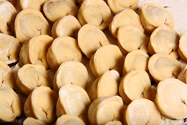 포토 JPG 해외이미지 손 음식 육류 요리 사람없음 식사 반죽 밀가루 밀대 패티 끓이기 라비올리 해외202004 튀르키예 해외포토 아시아 식재료 모션 주방용품 신체부위 가루 파일형식 이미지허브