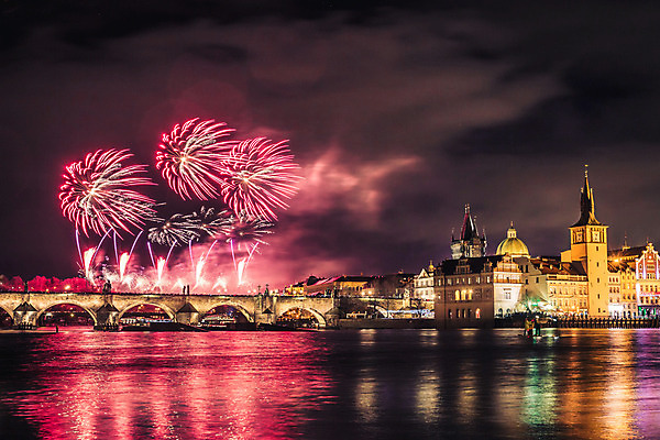 포토 JPG 해외이미지 기념일 유럽 여행 백그라운드 크리스마스 겨울 건축양식 하늘 추상 불꽃 새로움 안테나 파노라마 풍경 이벤트 사람없음 물 빛 강 반사 파티 성당 교회 탑 축제 축하 도시 역사 야간 폭발 연도 체코 프라하 타운 천연기념물 고딕 공화국 바로크 보헤미아 옛날 해외202004 해외포토 자연요소 건축물 계절 건축 나라 컨셉 무늬 통신 종교건축 불 촬영기법 건물 파일형식 이미지허브