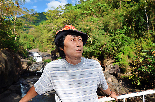 포토 JPG 해외이미지 나무 모델 1 라이프스타일 응시 공원 노년 남자 행복 얼굴 생각 자연 휴가 휴식 한명 미소 사람 동양인 인종 풍경 야외 초록색 물 여름 봄 폭포 꿈 가을 시골 은퇴 배려 심각 옛날 해외202004 해외포토 자연요소 식물 시선 계절 공공시설 감정 컬러 컨셉 표정 성인 생활 신체부위 생태계 파일형식 이미지허브