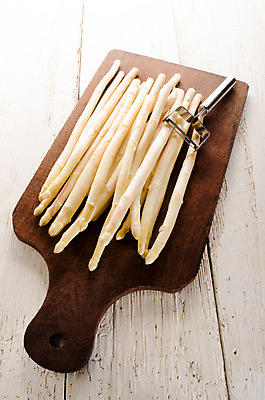 포토 JPG 해외이미지 계절 음식 다이어트 채소 건강 요리 사람없음 갈색 흰색 시골 신선 맛 다발 준비 유기농 아스파라거스 날것 목판 생식 채식주의자 해외202004 해외포토 웰빙 컬러 컨셉 채식 파일형식 이미지허브