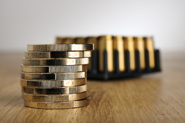 포토 JPG 해외이미지 무기 백그라운드 돈 비즈니스 성공 불 사람없음 금융 경제 쌓기 금속 동전 총 저축 유로 성장 흰색 시장 재산 황금 은색 주식 위험 심볼 오브젝트 사인 군용 전쟁 투자 파운드 가치 총알 월급 수입 총포 해외202004 해외포토 자연요소 컬러 컨셉 모션 재질 군대 파일형식 이미지허브