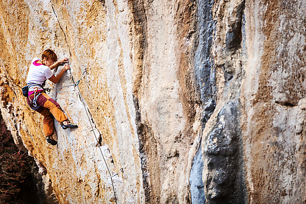 포토 JPG 해외이미지 주간 전신 여자 매달리기 한명 성인 야외 옆모습 잡기 암벽 암벽등반 암벽등반가 성인여자한명만 내려보기 해외202004 해외포토 자연요소 1 뷰포인트 모션 사람 등산 여자한명만 성인여자만 파일형식 이미지허브
