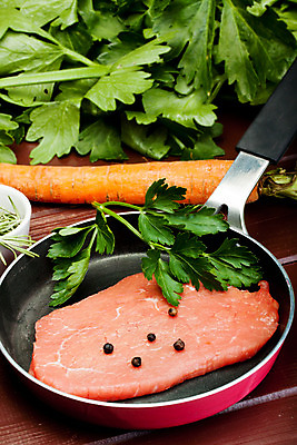 포토 JPG 해외이미지 음식 채소 근육 파슬리 육류 스테이크 사람없음 빨간색 이탈리아 당근 소고기 바비큐 자르기 굽기 날것 슬라이스 후추 단백질 등심 정육점 해외202004 해외포토 유럽 컬러 식재료 모션 뿌리채소 서양음식 상점 구이 향신료 영양소 파일형식 이미지허브