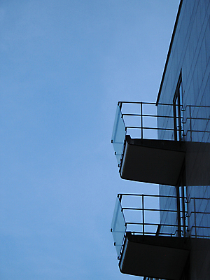 포토 JPG 해외이미지 외관 실루엣 건축양식 추상 사람없음 세로 어둠 발코니 아래 철책 해외202004 해외포토 건축 무늬 촬영기법 방향 위치 파일형식 이미지허브