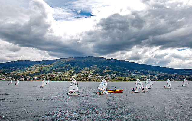 포토 JPG 해외이미지 나무 식물 구름 전통 호수 스포츠 여행 요트 자연 하늘 산 사람 풍경 사람없음 야외 가로 초록색 물 파란색 빛 컬러풀 환경 침묵 시골 보트 남아메리카 원주민 돛 화산 장면 에콰도르 흐림 웅장함 해외202004 해외포토 자연요소 컬러 배_교통 날씨 아메리카 소리 아프리카인 생태계 파일형식 이미지허브