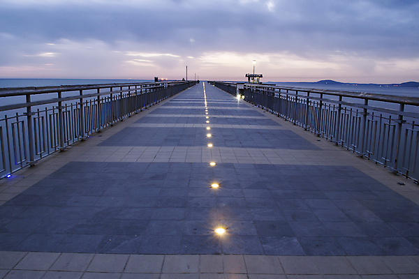 포토 JPG 해외이미지 구름 실루엣 호수 바다 섬 여행 백그라운드 자연 하늘 아침 휴가 휴식 풍경 사람없음 야외 목재 물 여름 파란색 빛 태양 반사 일출 항구 일몰 수확 흰색 만 야간 휴양지 장면 포트 깨짐 옛날 수평선 해외202004 해외포토 주간 자연요소 나무 계절 컬러 컨셉 농업 재료 교통시설 촬영기법 노을 장소 생태계 파일형식 이미지허브