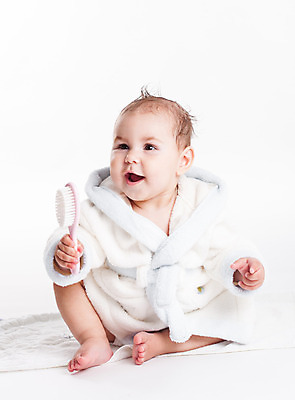 포토 JPG 해외이미지 백인 응시 남자 얼굴 한명 미소 들기 사람 앉기 앞모습 목욕 흰색 아기 머리빗 목욕가운 위생관리 남자아기한명만 해외202004 해외포토 서양인 1 시선 뷰포인트 컬러 모션 표정 관리 신체부위 청결 미용용품 가운 남자한명만 남자아기만 파일형식 이미지허브