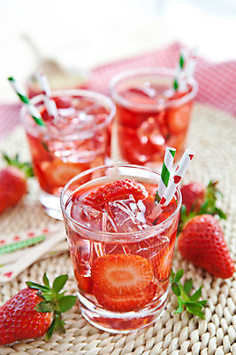 포토 JPG 해외이미지 음료 과일 딸기 빨대 사람없음 빨간색 세로 컬러풀 숟가락 얼음 주스 신선 설탕 레모네이드 상쾌 밀짚 소다 스무디 팝 해외202004 해외포토 자연요소 감정 컬러 수저 짚 에이드 파일형식 이미지허브