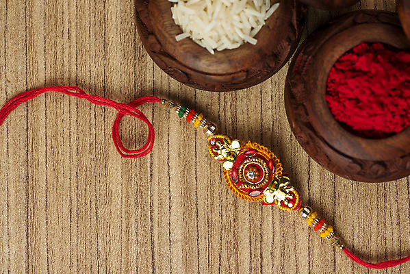 포토 JPG 해외이미지 전통 종교 문화 줄 백그라운드 목걸이 밥 기념 선물 사랑 이벤트 사람없음 장식 빨간색 축제 축하 인사 악단 화려 의식 실 결합 낟알 컨테이너 인도인 손목 심볼 오브젝트 기회 예배 언니 남동생 힌두교 유대감 해외202004 해외포토 외국인 감정 산업 음악 음식 컬러 컨셉 장신구 가족 동양인 신체부위 예절 자매 동생 파일형식 이미지허브