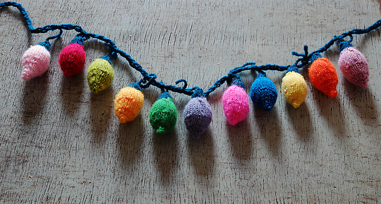 포토 JPG 해외이미지 크리스마스장식 회색배경 실내 사람없음 오브젝트 니트 양모 알전구 해외202004 해외포토 백그라운드 상의 크리스마스 전구 내부 회색 직물 파일형식 이미지허브