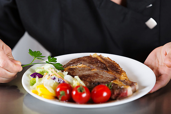 포토 JPG 해외이미지 손 음식 유니폼 토마토 탁자 호텔 파슬리 육류 선물 스테이크 요리 한명 사람 장식 주방 식당 요리사 샐러드 바 발표 냄비 난로 준비 해외202004 해외포토 직업 1 옷 가구 채소 식재료 숙소 서양음식 신체부위 상점 솥 난방기 파일형식 이미지허브