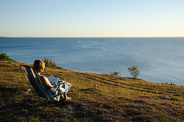 포토 JPG 해외이미지 라이프스타일 여자 호수 바다 섬 여행 의자 자연 하늘 휴가 휴식 스웨덴 한명 사람 풍경 야외 책 물 여름 파란색 독서 태양 맑음 기쁨 저녁 발트해 수평선 해외202004 해외포토 자연요소 1 계절 감정 컬러 가구 컨셉 날씨 북유럽 생활 야간 생태계 파일형식 이미지허브