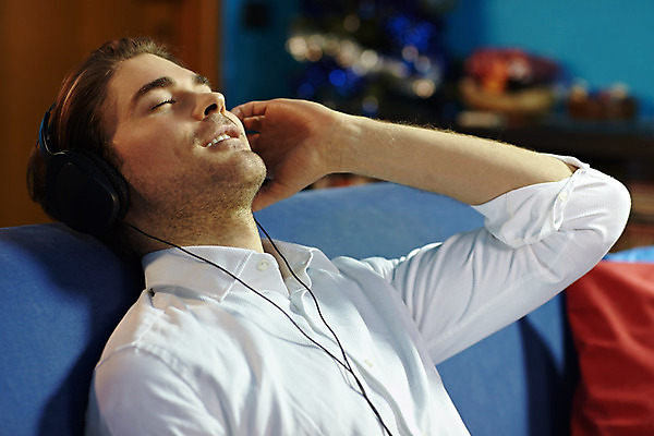 포토 JPG 해외이미지 백인 라이프스타일 남자 행복 음악 이어폰 셔츠 휴식 주택 실내 한명 사람 20대 성인 취미 옆모습 30대 소파 머리 검은색 헤드폰 소리 듣기 장비 흰색 오디오 스테레오 해외202004 해외포토 서양인 1 감정 뷰포인트 컬러 음향기기 컨셉 상의 의자 모션 문화예술 청년 내부 건물 생활 신체부위 장년 전자제품 파일형식 이미지허브