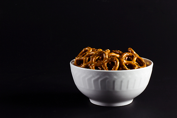 포토 JPG 해외이미지 그릇 검은배경 실내 사람없음 담기 브레첼 해외202004 미니프레즐 해외포토 식기 백그라운드 모션 디저트 내부 과자 검은색 파일형식 이미지허브