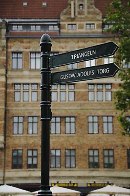 포토 JPG 해외이미지 유럽 컨셉 지도 텍스트 스웨덴 사람없음 파란색 단어 검은색 회색 도움 표지판 방향 철 교차로 오브젝트 사인 정사각형 방법 스칸디나비아 조언 지원 헬프 해외202004 해외포토 도형 문자 나라 길 컬러 알림판 북유럽 파일형식 이미지허브