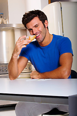 포토 JPG 해외이미지 백인 라이프스타일 음식 티셔츠 탁자 주택 실내 사탕 한명 미소 사람 성인 주방 손잡기 잡기 아침식사 먹기 싱글 성인만 해외202004 해외포토 서양인 1 가구 셔츠 모션 디저트 표정 내부 건물 생활 식사 파일형식 이미지허브