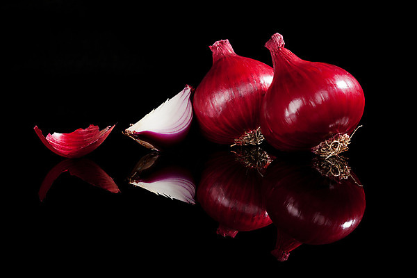 포토 JPG 해외이미지 스튜디오촬영 음식 조각 백그라운드 채소 재료 자연 양파 요리 사람없음 빨간색 세로 컬러풀 반사 보라색 검은색 어둠 활발 껍질 피부 유기농 날것 내추럴 고립 생식 숙성 정물화 채식주의자 미니멀 부족함 해외202004 해외포토 웰빙 컬러 컨셉 실내 신체부위 그림 생태계 채식 파일형식 이미지허브