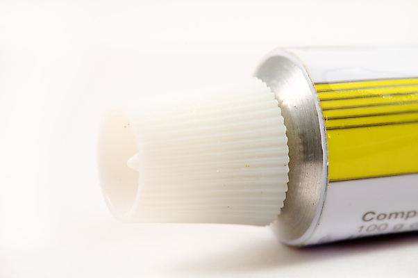 포토 JPG 해외이미지 건강 병원 사람없음 약 흰색 묘사 반죽 쏟아짐 튜브 고립 위생관리 접착제 짜기 캡모자 해외202004 해외포토 모자_잡화 컬러 의학 모션 관리 풀_접착제 파일형식 이미지허브