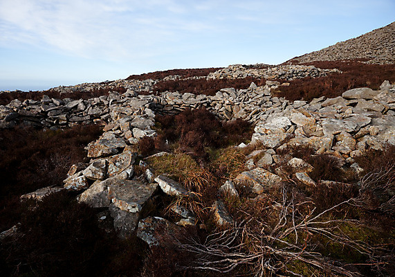포토 JPG 해외이미지 구름 벽 유적 건축양식 하늘 웨일즈 사람없음 야외 건물 파란색 바위 성 역사 철 파멸 해외202004 해외포토 자연요소 전통 건축물 건축 컬러 컨셉 영국 돌_바위 파일형식 소멸 이미지허브