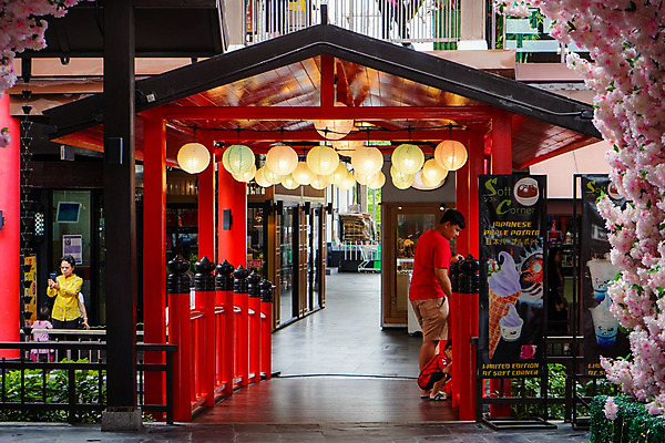 포토 JPG 해외이미지 전통 시계 여행 건축양식 탁자 조명 거리 버스 실내 사탕 서기 사람 앉기 사람없음 건물 빨간색 빛 인테리어 여행객 문 상점 식당 방 기차 등불 도시 바 사찰 복도 시장 승차 주식 큼 대문 네온 천막 사당 제단 해외202004 해외포토 건축물 디자인 건축 육상교통 컬러 가구 종교건축 모션 디저트 대중교통 내부 금융 크기 파일형식 이미지허브
