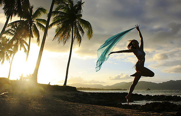 포토 JPG 해외이미지 나무 모델 실루엣 모래 바다 분홍색 섬 여행 포즈 오렌지 자연 손바닥 한명 풍경 야외 물 비키니 모래사장 컬러풀 일출 점프 기댐 일몰 기쁨 만 대서양 공화국 이국적 터키석 파라다이스 해외202004 해외포토 자연요소 식물 1 손 수영복 감정 나라 컬러 과일 모션 촬영기법 사람 노을 보석 생태계 파일형식 이미지허브