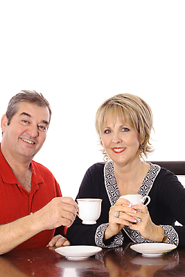 포토 JPG 해외이미지 백인 라이프스타일 커플 응시 여자 남자 행복 커피 음료 2 관계 모션 남편 새로움 주택 갈색머리 함께함 실내 건강 관리 사랑 미소 사람 성인 두명 컵 마시기 아내 차 편안함 거짓말 정확 해외202004 해외포토 서양인 헤어스타일 식기 시선 감정 컨셉 표정 내부 건물 생활 감각 파일형식 이미지허브