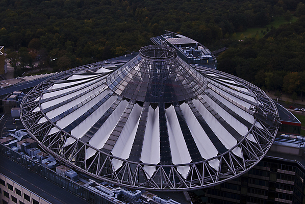 포토 JPG 해외이미지 디자인 외관 유럽 선 비즈니스 건축양식 유리 지붕 미래 독일 사람없음 건물 빛 햇빛 금속 맑음 고층빌딩 도시 원형 네트워크 투명 센터 큼 정사각형 베를린 철강 해외202004 해외포토 도형 건축물 건축 나라 컨셉 재질 날씨 빌딩 태양 크기 파일형식 이미지허브