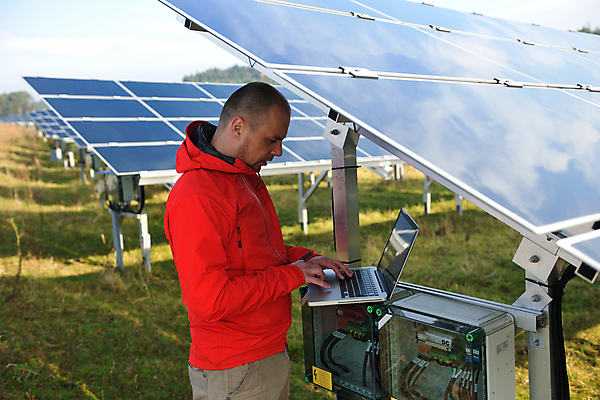 포토 JPG 해외이미지 주간 남자 한명 상반신 성인 야외 옆모습 노트북 타이핑 태양에너지 집열판 성인남자한명만 해외202004 해외포토 자연요소 1 뷰포인트 사람 전자제품 그린에너지 남자한명만 성인남자만 파일형식 이미지허브