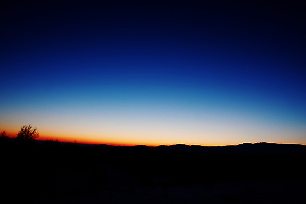 포토 JPG 해외이미지 나무 백그라운드 오렌지 자연 하늘 동화 따뜻함 이야기 풍경 경사 사람없음 야외 옆모습 빨간색 파란색 빛 컬러풀 검은색 어둠 황혼 일몰 놀람 새벽 추위 시간 저녁 만족 장면 공상 후광 현상 환상 수평선 해외202004 해외포토 자연요소 식물 감정 뷰포인트 컬러 컨셉 과일 표정 노을 야간 생태계 파일형식 이미지허브