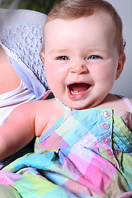 포토 JPG 해외이미지 드레스 딸 가족 엄마 함께함 실내 한명 미소 웃음 두명 파란색 청춘 아기 잡기 보호 집중 걸음마 해외202004 해외포토 1 옷 컬러 컨셉 관계 모션 표정 사람 내부 파일형식 이미지허브