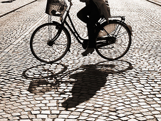 포토 JPG 해외이미지 주간 라이프스타일 여자 실루엣 포장 교통시설 모션 거리 건강 덴마크 그림자 사람 사람없음 야외 가로 햇빛 맑음 자전거 조약돌 바위 도시 세피아 스칸디나비아 해외202004 해외포토 자연요소 교통 날씨 촬영기법 북유럽 생활 태양 바이크 돌_바위 시설 파일형식 이미지허브