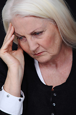 포토 JPG 해외이미지 백인 손 노년 얼굴 생각 아이디어 한명 사람 머리 우주 고통 회색 좌절 자르기 은퇴 집중 걱정 두통 슛 문제 시민 곤란 배려 옛날 이마 조언 편두통 해외202004 해외포토 서양인 1 감정 컬러 컨셉 모션 성인 신체부위 질병 국민 파일형식 이미지허브