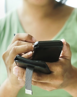 포토 JPG 해외이미지 손 인터넷 비즈니스 텍스트 통신 모바일 세포 한명 동양인 전자제품 스마트폰 핸드폰 사무실 스크린 터치 잡기 업무 메시지 닫기 어플리케이션 연결 무선전화기 상업 전자 PDA 온라인 문자메시지 소프트웨어 의사소통 터치스크린 셀룰러 해외202004 해외포토 1 모션 사람 인종 신체부위 스마트기기 작업 전화기 파일형식 이미지허브