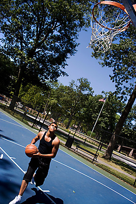 포토 JPG 해외이미지 주간 전신 나무 남자 벤치 농구공 한명 들기 성인 야외 슛 농구대 농구장 성인남자한명만 해외202004 해외포토 자연요소 식물 1 의자 공 스포츠시설 모션 농구 사람 골대 남자한명만 성인남자만 파일형식 이미지허브