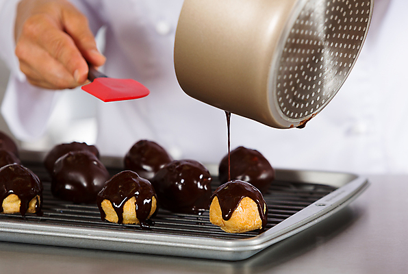 포토 JPG 해외이미지 직업 접시 손 여자 유니폼 디저트 요리 한명 장식 과자 주방 식당 초콜릿 요리사 검은색 고명 달콤 맛 유혹 서비스 국자 준비 만들기 서빙 토핑 주걱 코코아 제빵사 페스츄리 해외202004 해외포토 1 식기 옷 음료 음식 빵 컬러 컨셉 모션 주방용품 사람 신체부위 상점 파일형식 이미지허브