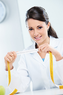 포토 JPG 해외이미지 웰빙 행복 다이어트 건강 한명 미소 건강관리 의사 약재 잡기 실험복 전문직 측정 긍정 계량기 돌봄 해외202004 해외포토 직업 1 감정 컨셉 모션 표정 관리 사람 약 의료진 가운 파일형식 이미지허브