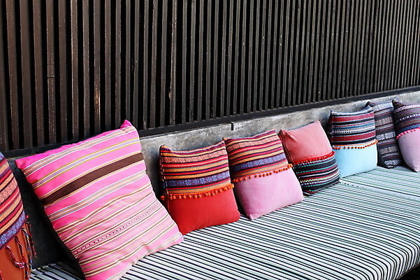 포토 JPG 해외이미지 디자인 컨셉 베개 태국 휴식 주택 사람없음 내부 장식 소파 컬러풀 방 커튼 해외202004 해외포토 아시아 컬러 의자 침구 건물 파일형식 이미지허브